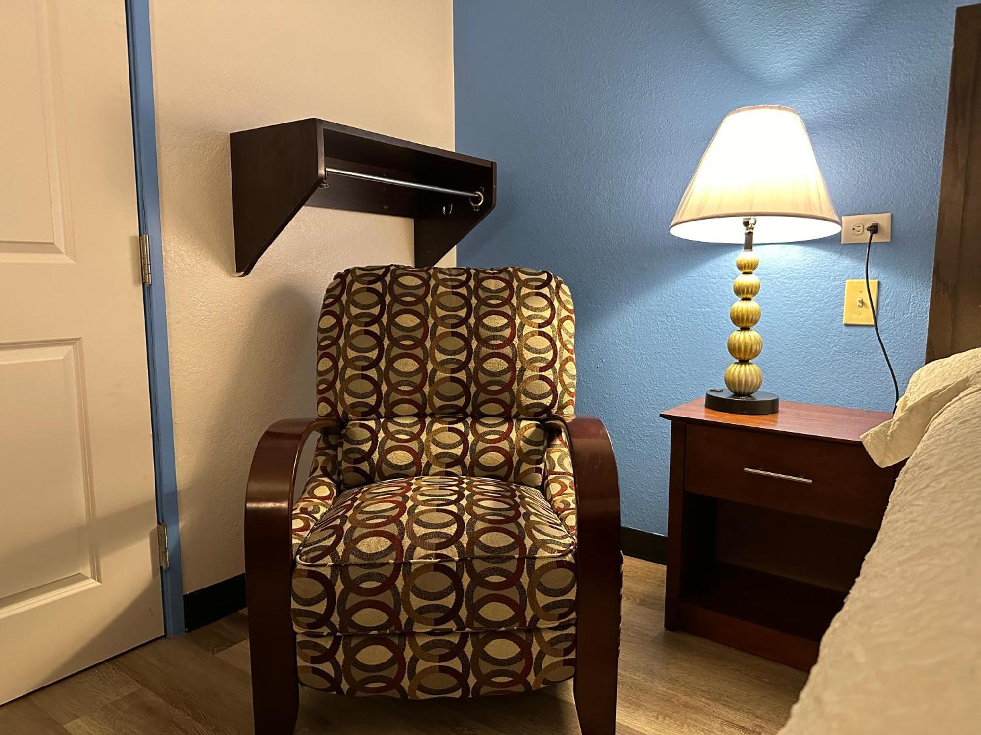 American Inn & Suites Bishop Airport Flint Extérieur photo