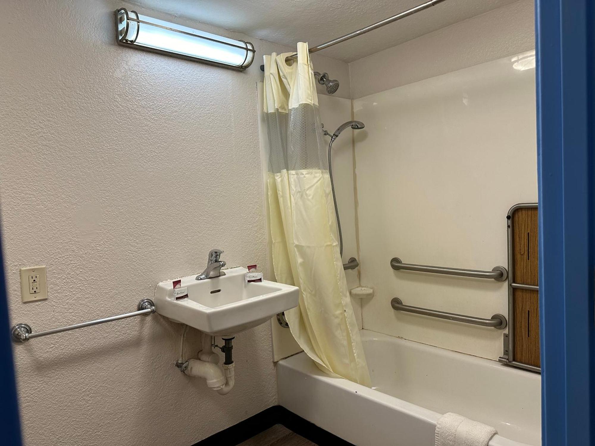 American Inn & Suites Bishop Airport Flint Extérieur photo