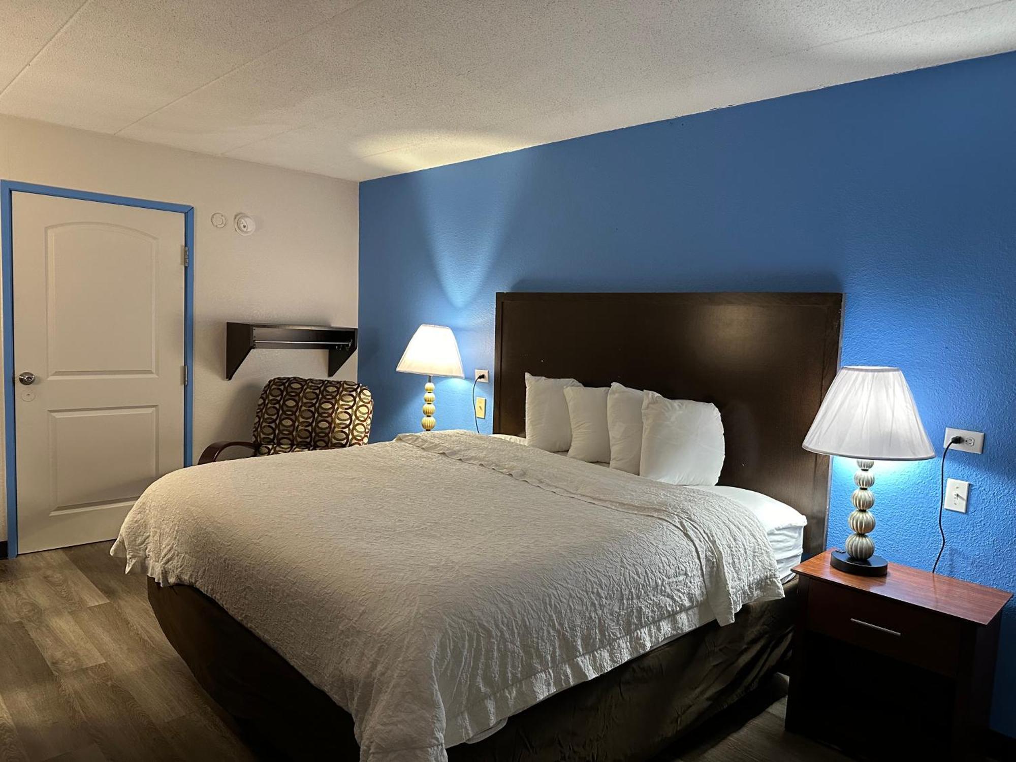American Inn & Suites Bishop Airport Flint Extérieur photo