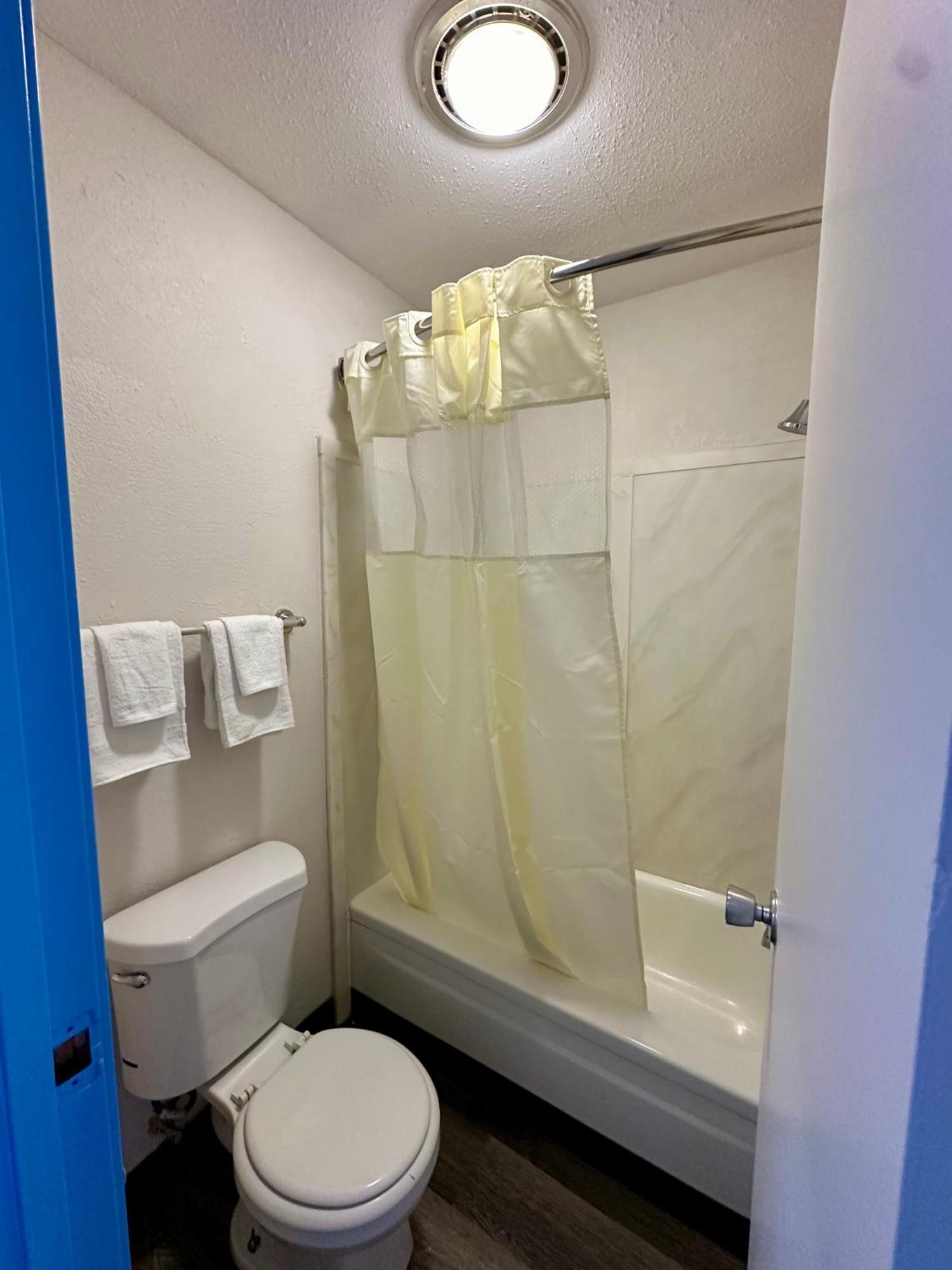 American Inn & Suites Bishop Airport Flint Extérieur photo