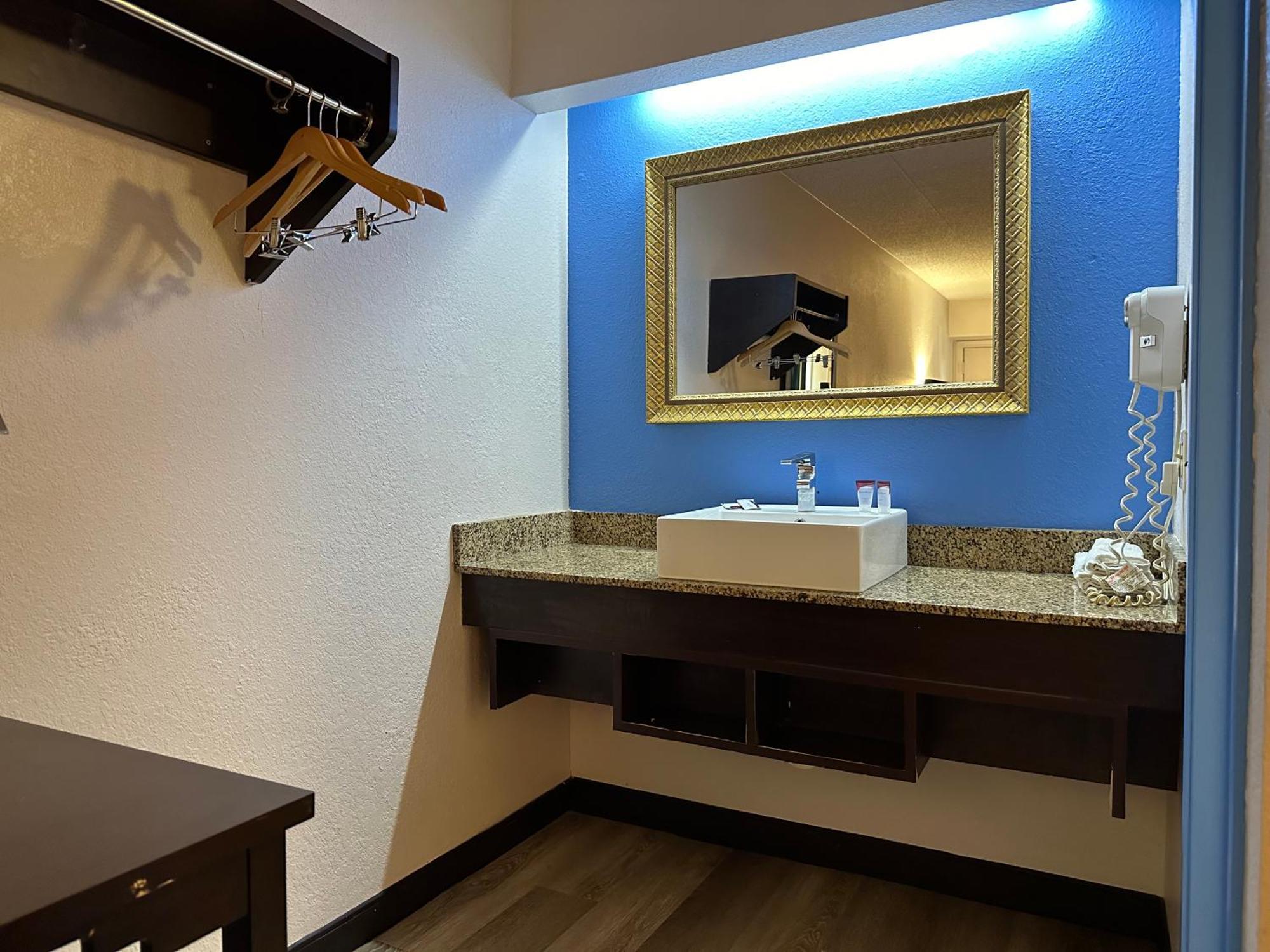 American Inn & Suites Bishop Airport Flint Extérieur photo