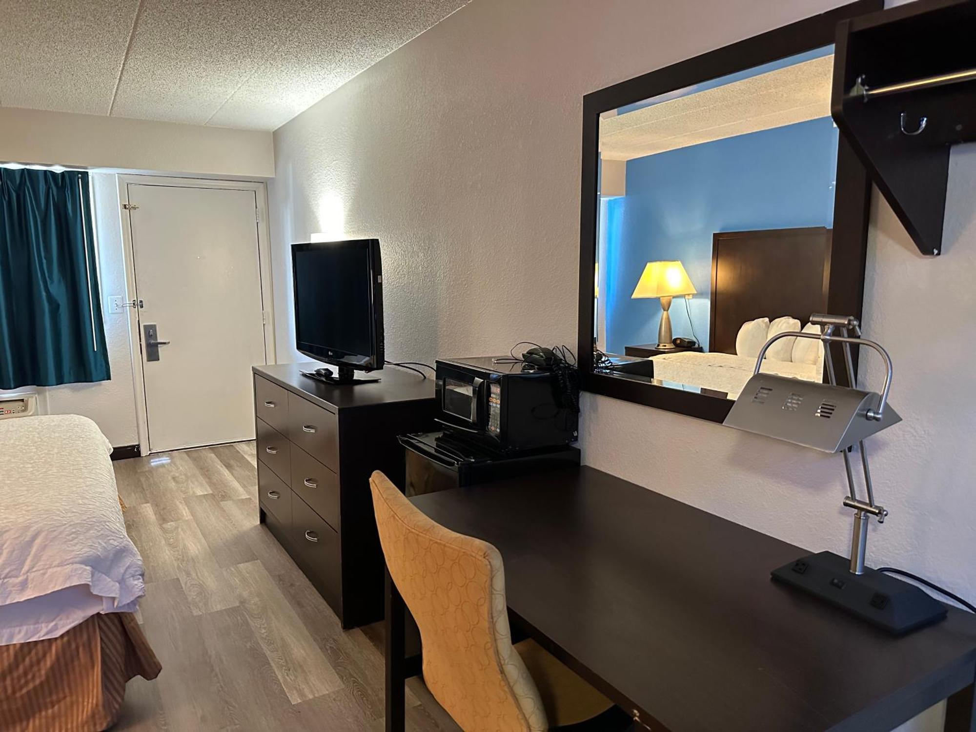 American Inn & Suites Bishop Airport Flint Extérieur photo