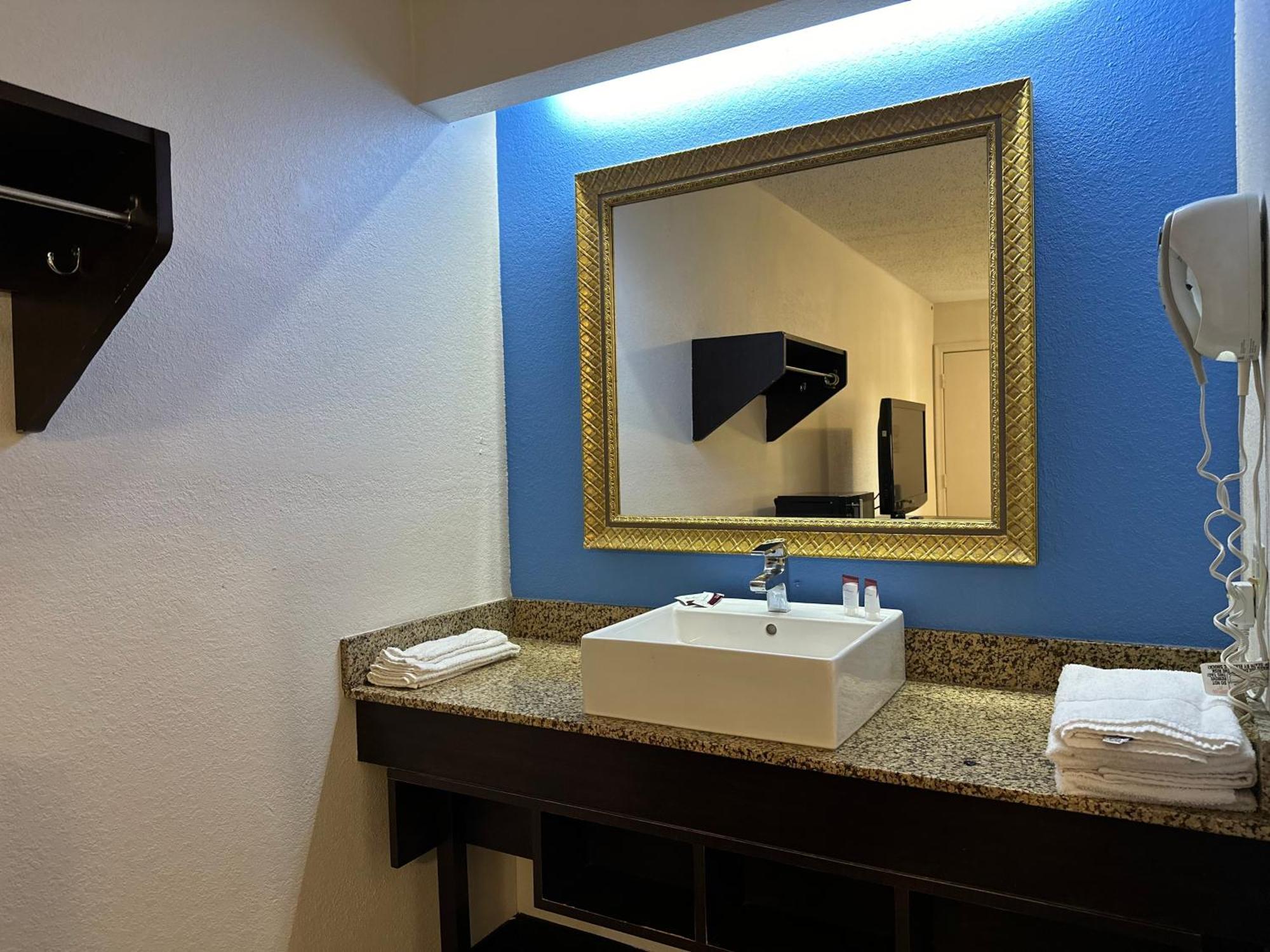 American Inn & Suites Bishop Airport Flint Extérieur photo