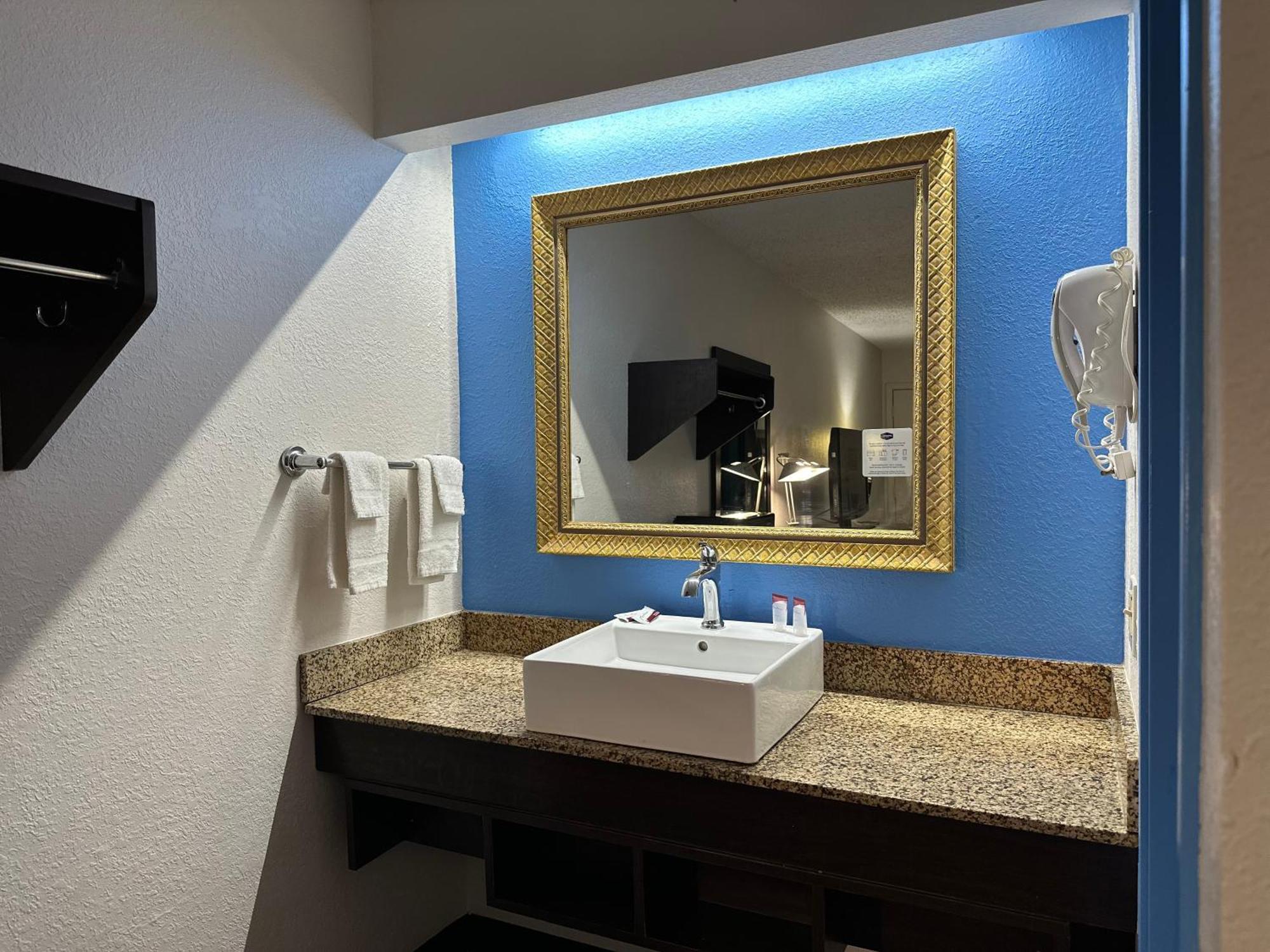 American Inn & Suites Bishop Airport Flint Extérieur photo